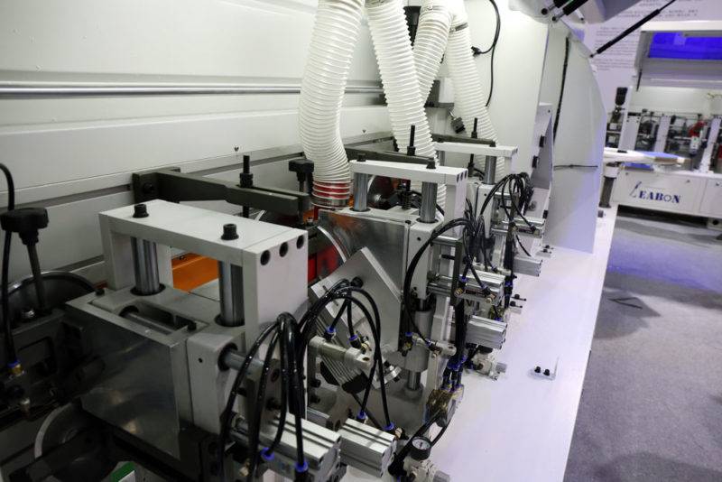 high-speed-edge-banding-machine-T800-on-fair