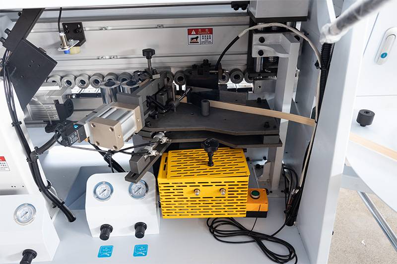 Gluing Device
