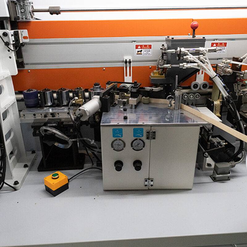 Gluing device: