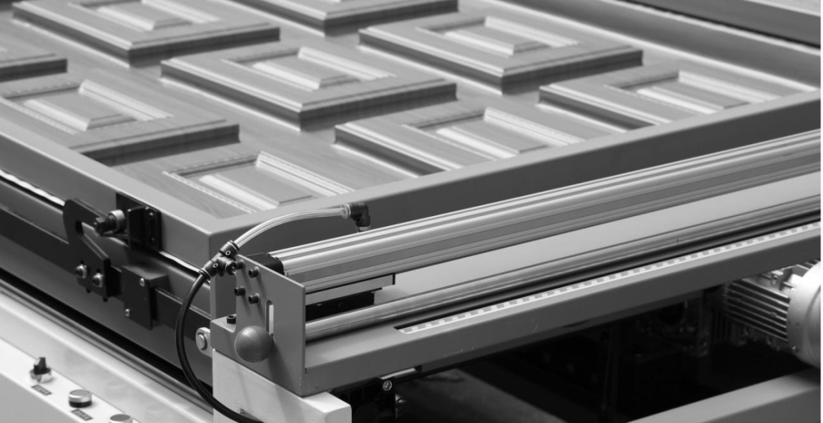 Heating platen and film cutting rail of the PV-3013E lamination vacuum press