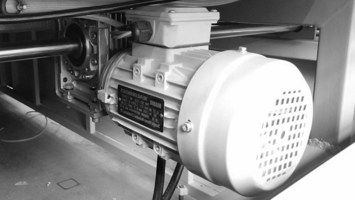 High-speed vacuum pump and motor set on the PV-3013E vacuum press