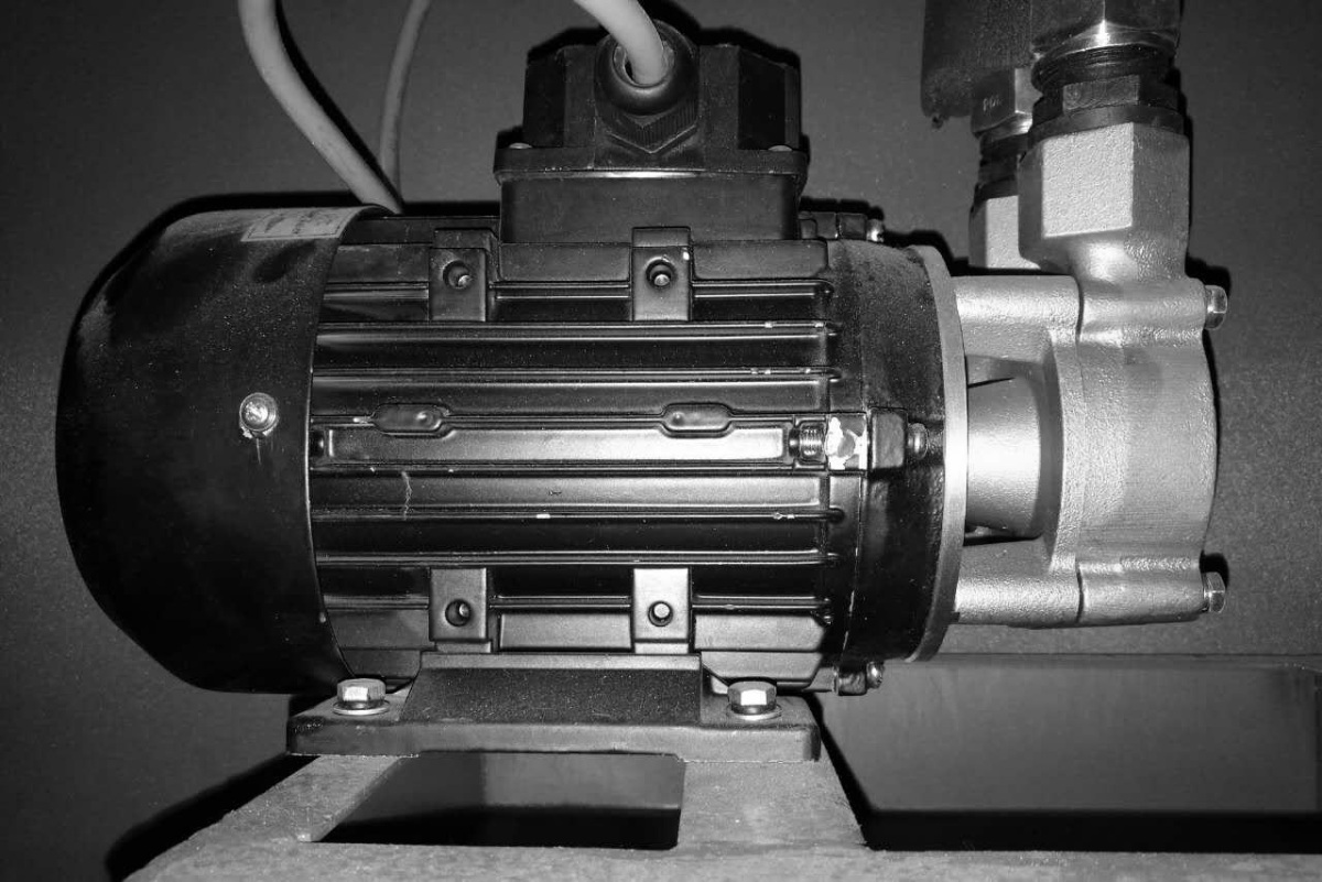 Hydraulic and vacuum pump assembly on the TM-3200G lamination vacuum press